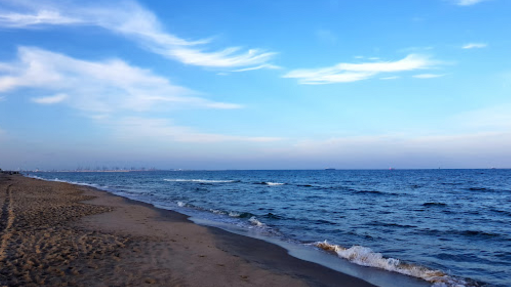 Un pescador alertó a las autoridades tras encontrar un cadáver flotando en la playa de la Garrofera de València