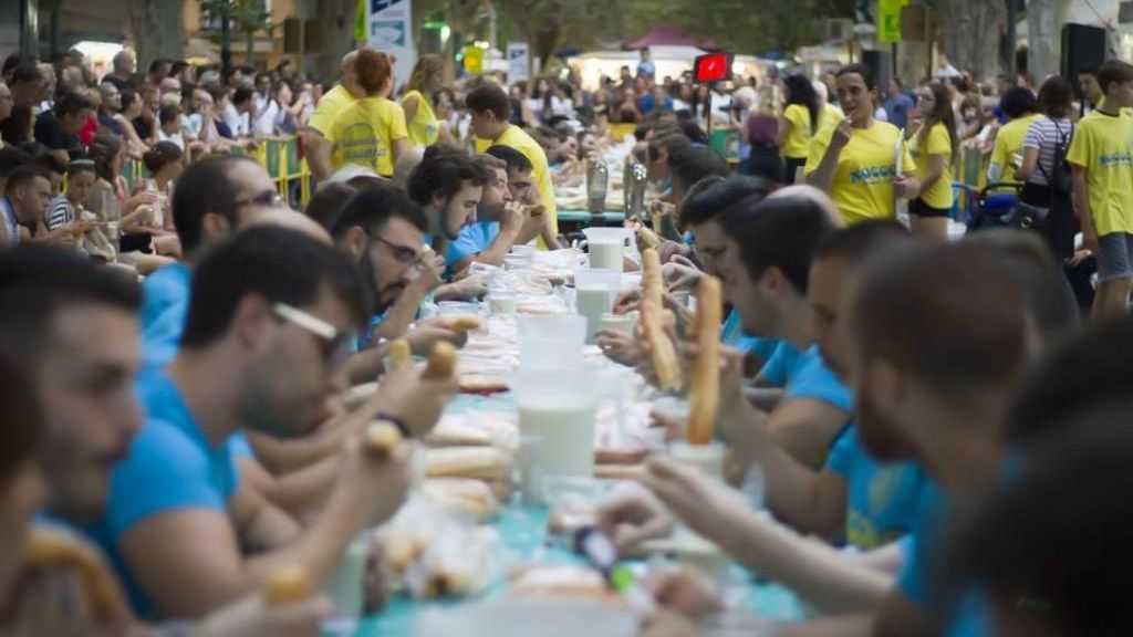 Valentín Ferrer se proclama ganador del concurso de comer fartons de Xàtiva por segundo año consecutivo