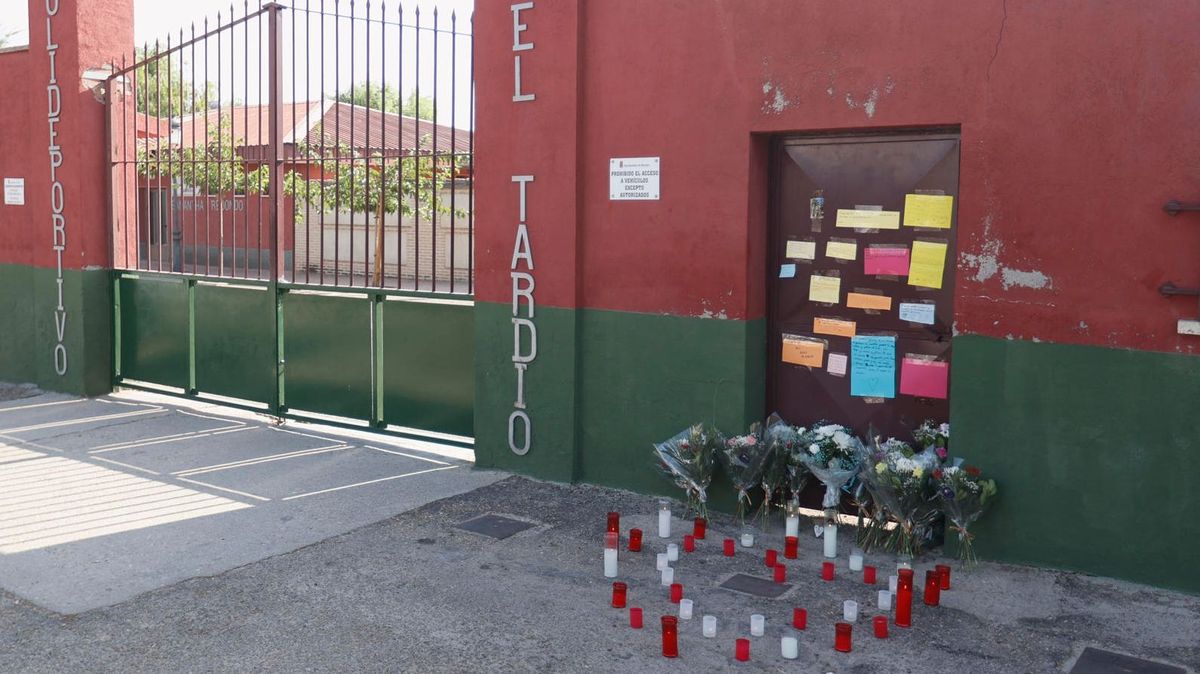 Vecinos, amigos y familiares de Mateo han organizado un altar en una de las puertas del polideportivo de Mocejón.