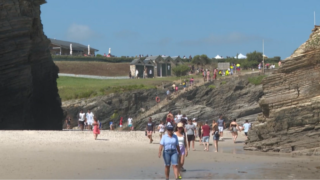 La Xunta de Galicia alerta de la estafa para acceder a la playa de Las Catedrales de Ribadeo, en Lugo