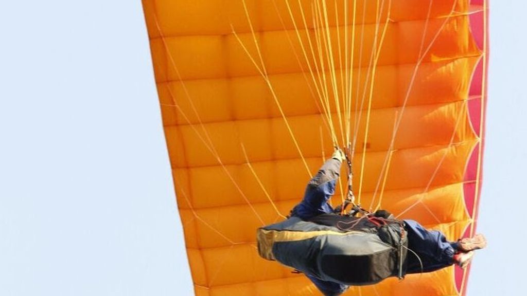 Esteve, volando con su parapente