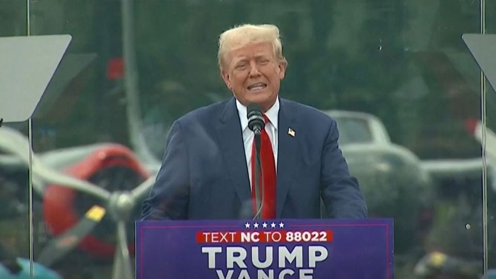 Trump reaparece tras un cristal antibalas en su primer mitin al aire libre tras el atentado