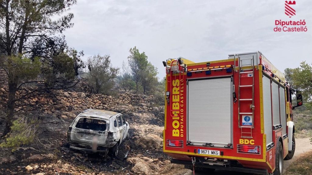 Vehículo calcinado donde se ha encontrado el cuerpo sin vida de un hombre