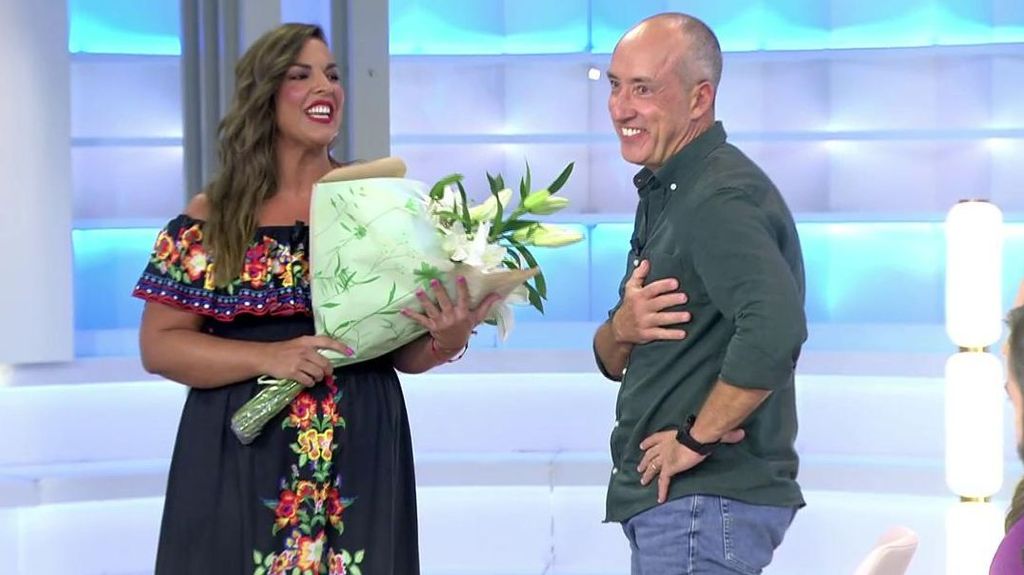 Adriana Dorronsoro le ha entregado un ramo de flores a Alfonso Egea.