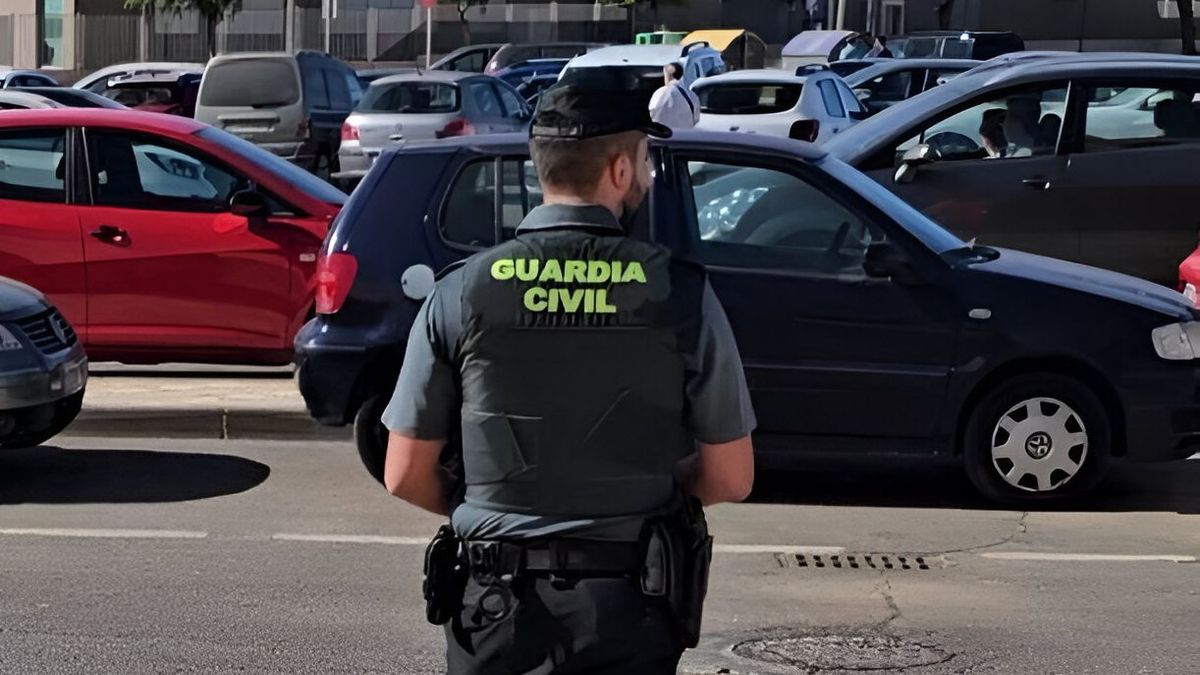 Agente de la Guardia Civil de espaldas