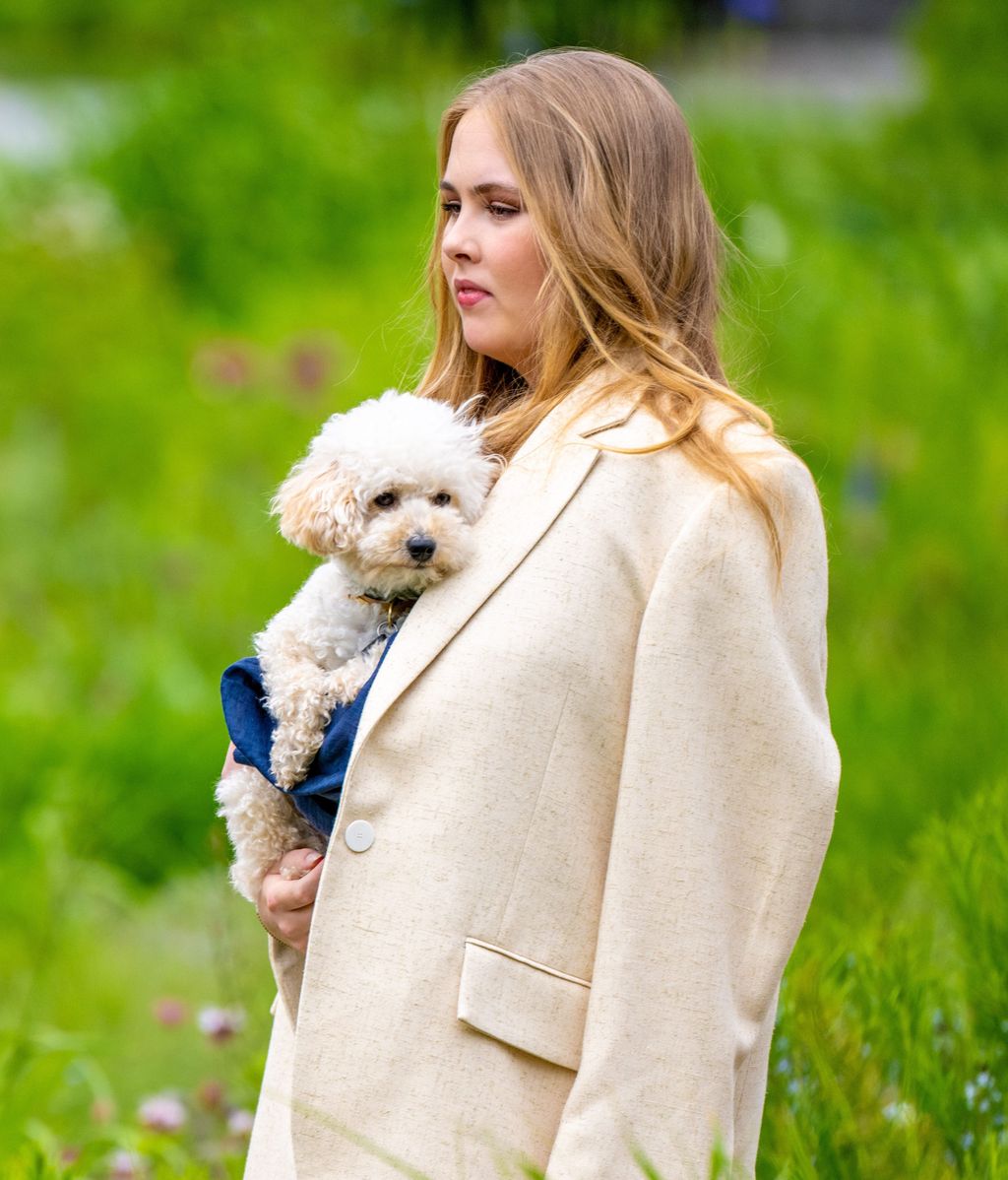 Amalia de Holanda posando con su mascota