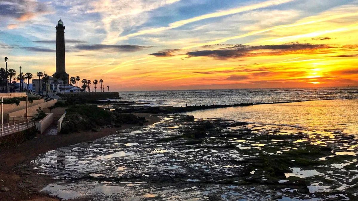 Atardecer junto al faro de Chipiona en Cádiz