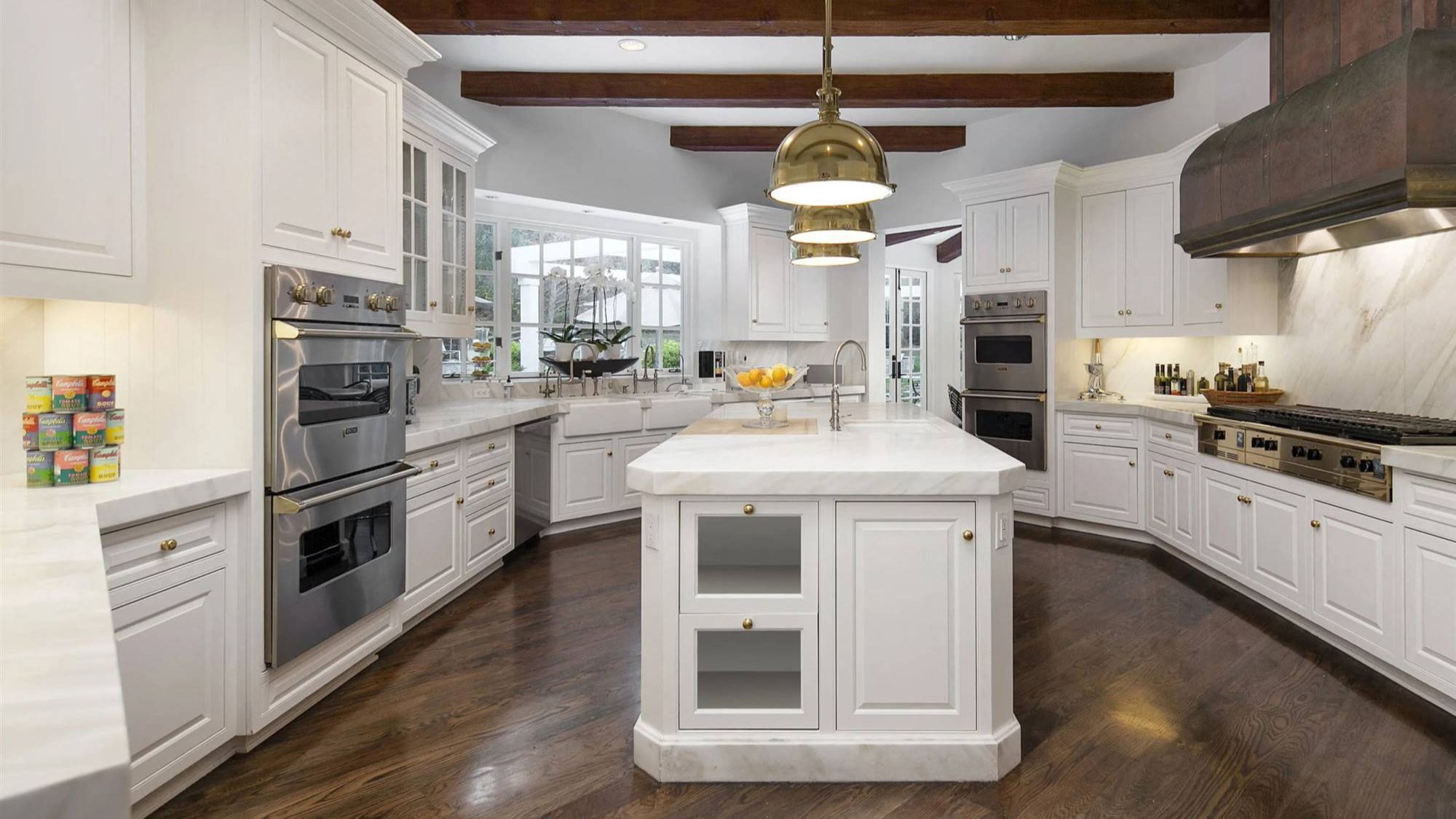 Cocina con isla central en la casa de Reese Witherspoon