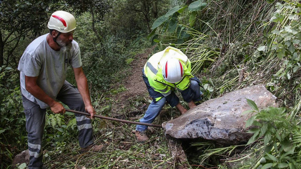 Efectivos de Emergencias en las inmediaciones del lugar en el que la turista ha muerto en Madeira