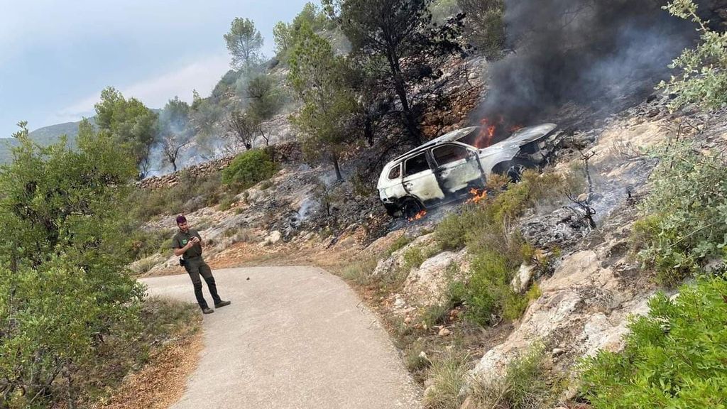 El incendio afectó tanto al vehículo como a la masa forestal colindante en la zona del cementerio