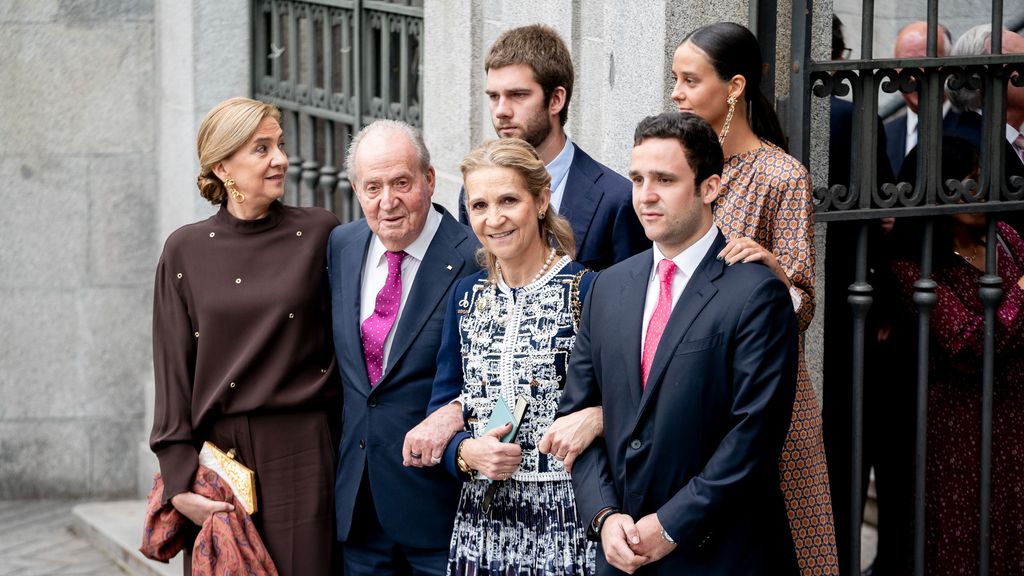 La infanta Cristina, el rey emérito Juan Carlos I, la infanta Elena, y los nietos de Juan Carlos, Froilán de Marichalar, Juan Valentín Urdangarín y Victoria Federicha de Marichalar, en la boda del alcalde de Madrid, José Luis Martínez-Almeida.