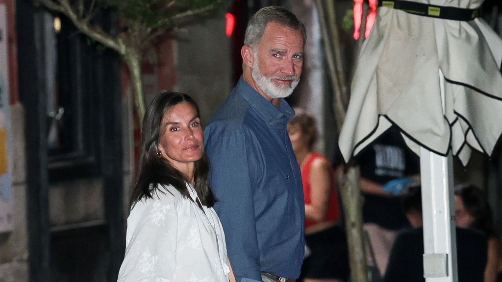 Letizia y Felipe, muy bronceados y sonrientes a su vuelta de vacaciones