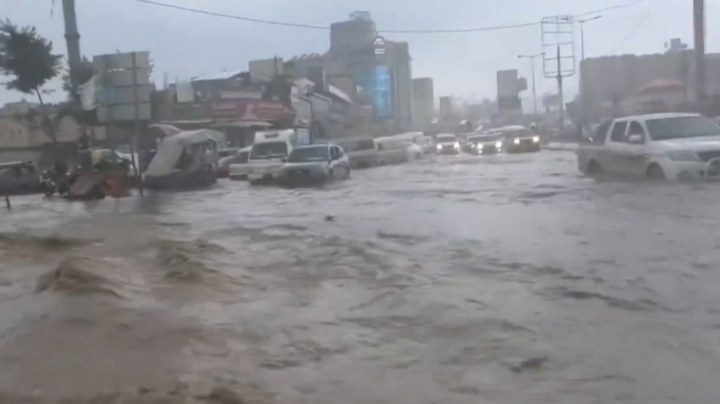 Arabia continúa haciendo frente a las lluvias torrenciales: inundaciones y vientos de más de 90 kilómetros por hora