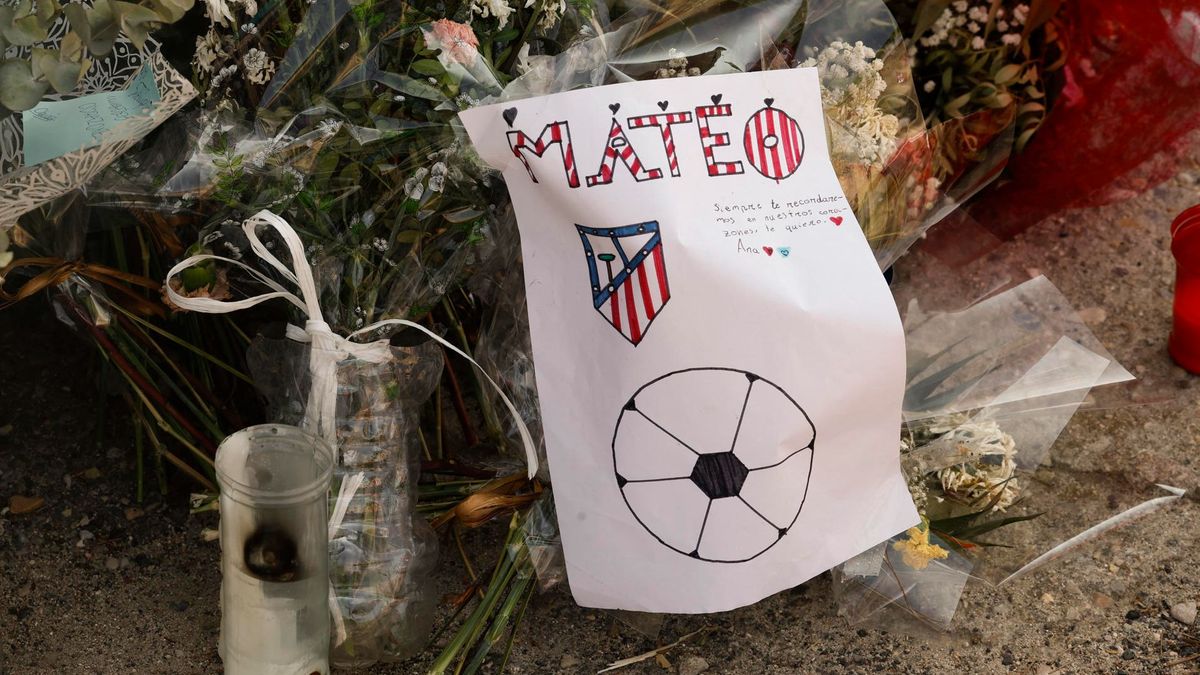 Muestras de cariño en el altar improvisado en las puertas del polideportivo Angel Tadío de Mocejón