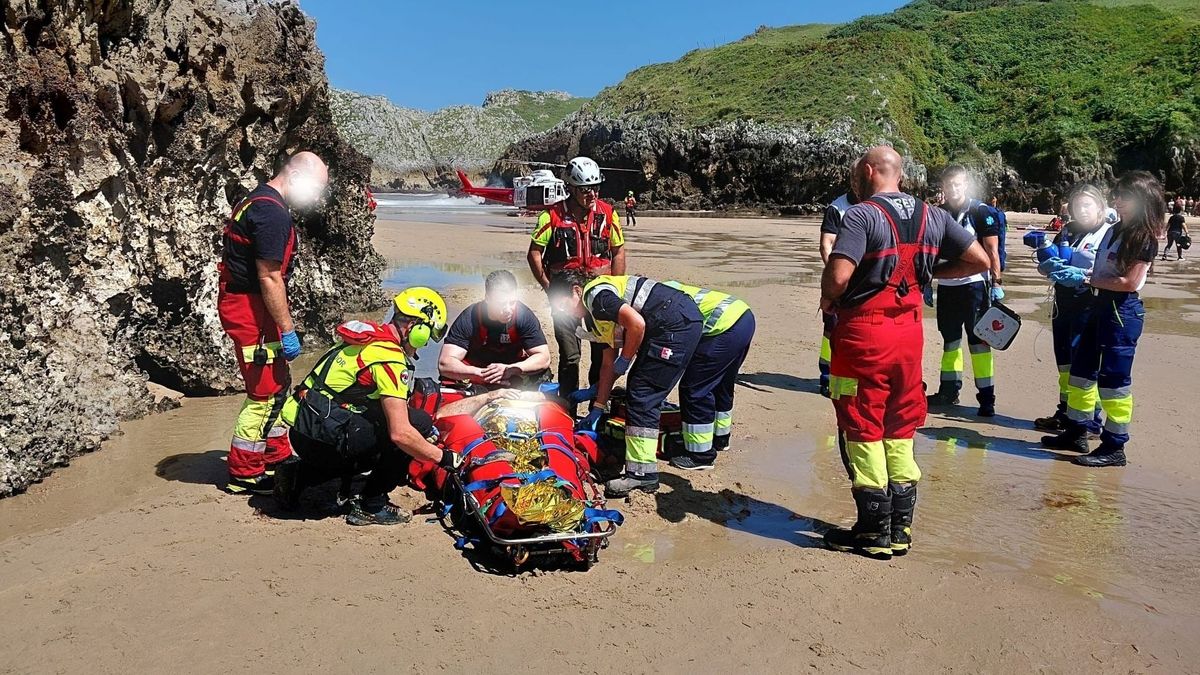 Rescate de dos hombres, familiares entre sí, del agua en la playa de Berellín, San Vicente de la Barquera