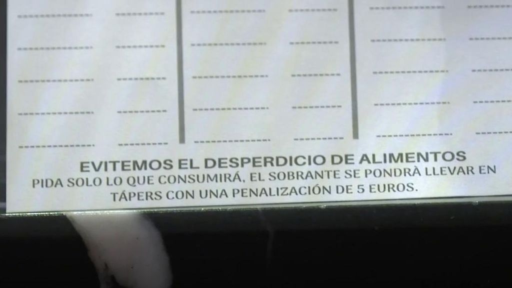 Ticket de un restaurante en el que se cobra por dejar comida en el plato