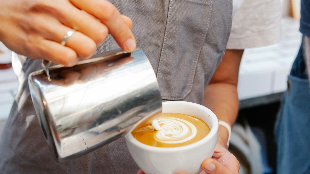 Un café con leche doble, con tostadas y pieza de fruta no pasa de los tres euros en la cafetería de San Caetano (A Coruña)