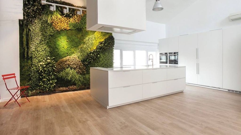 Una cocina personalizada con un jardín vertical