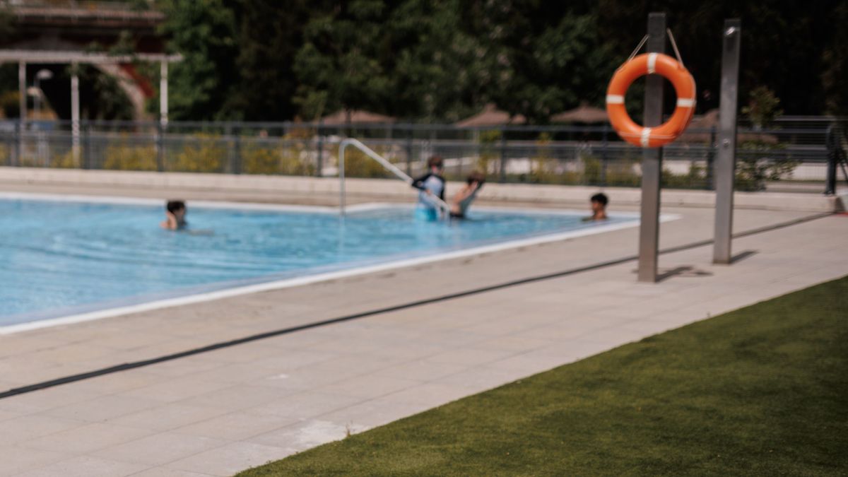 Una mujer de 95 años sufre una parada cardíaca en una piscina de La Vila Joiosa, pero es rescatada por el equipo del SAMU