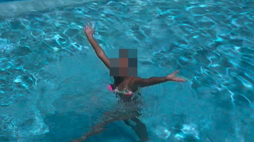 Olvido Hormigos disfruta de un verano familiar con su hija pequeña en la piscina