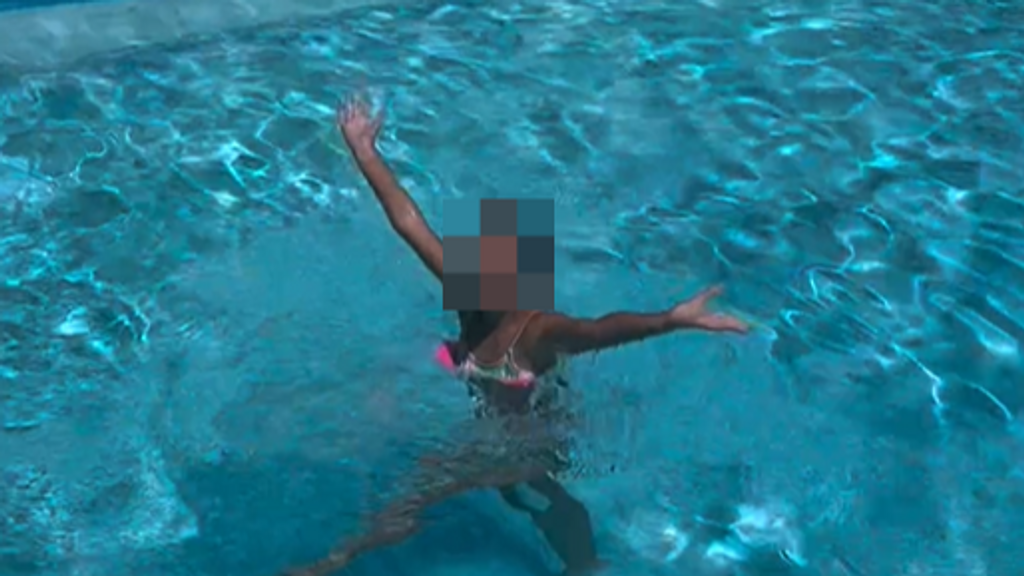 Olvido Hormigos disfruta de un verano familiar con su hija pequeña en la piscina