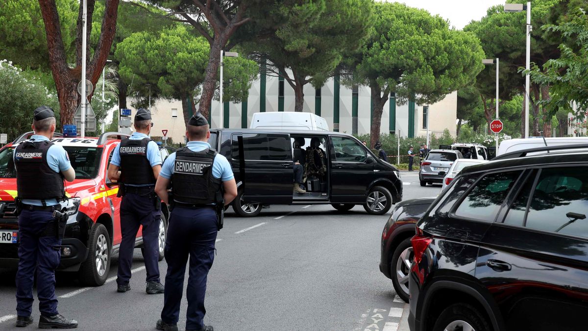 Agentes de la Gendarmería en la sinagoga en la que ha tenido lugar el incendio al sur de Francia