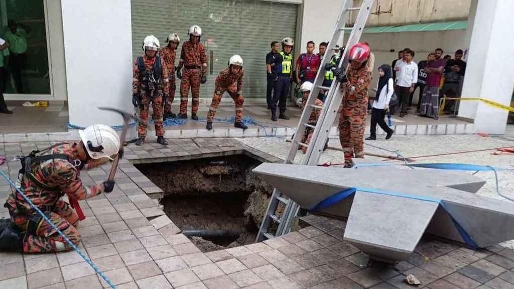 Buscan a una mujer que cayó a un socavón de ocho metros de profundidad en Malasia