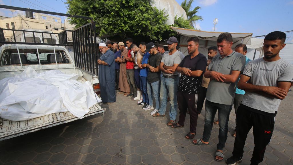 Funeral por los palestinos fallecidos en un ataque israelí en el Hospital Al-Aqsa Martyrs