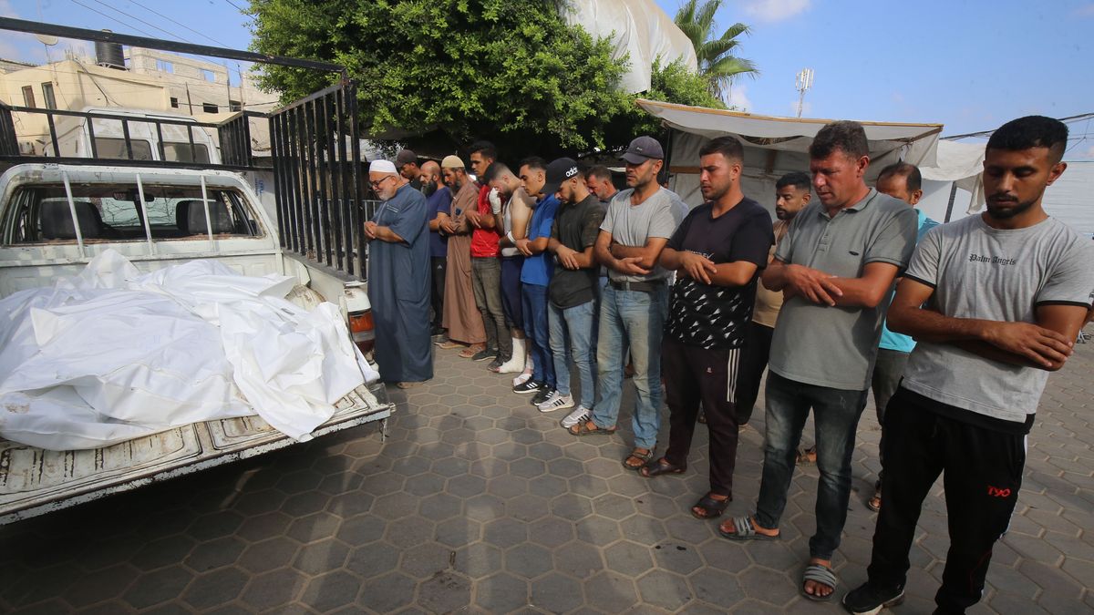 Funeral por los palestinos fallecidos en un ataque israelí en el Hospital Al-Aqsa Martyrs