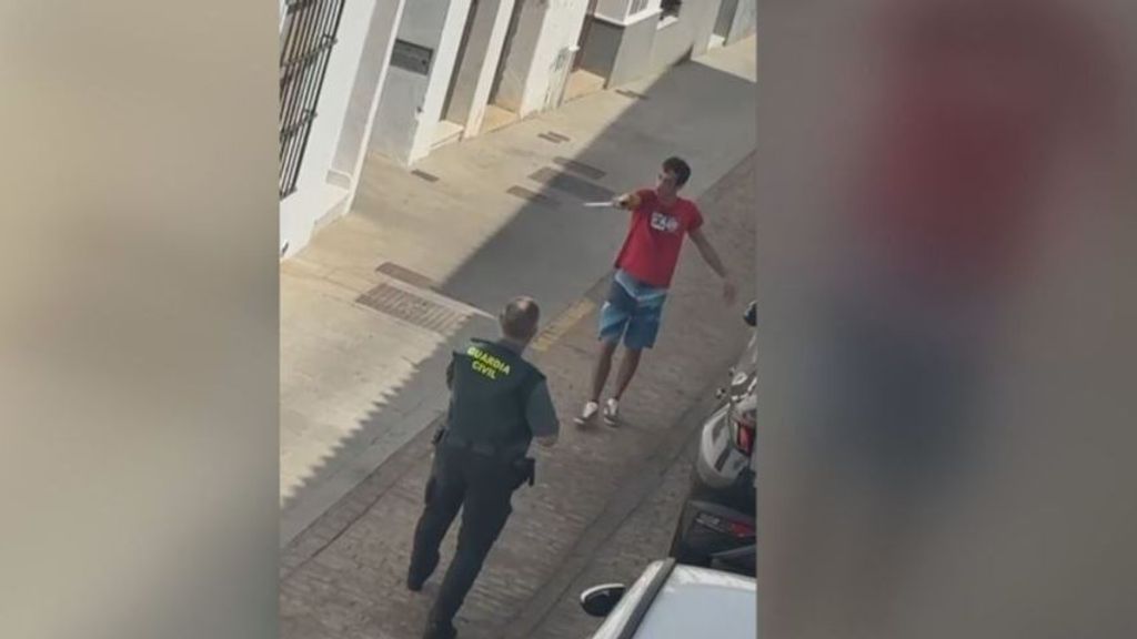 Un hombre se atrinchera en casa con sus padres y amenaza con decapitarles en Fregenal de la Sierra, Badajoz