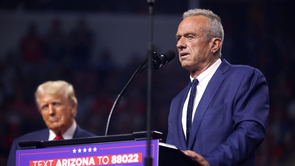 Robert F. Kennedy Jr. aparece en un mitin junto a Donald Trump en Arizona