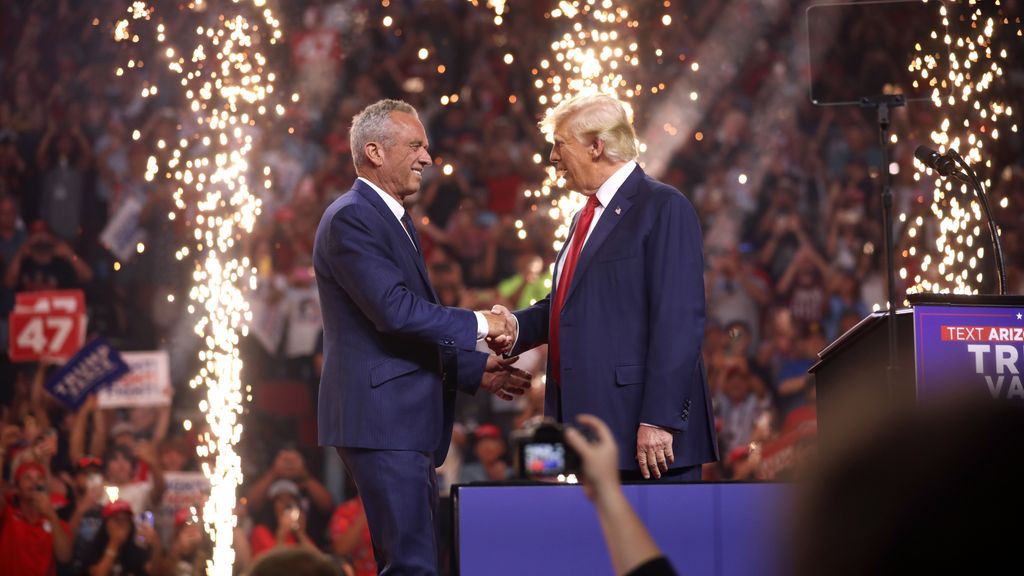 Robert F. Kennedy Jr. aparece en un mitin junto a Donald Trump en Arizona