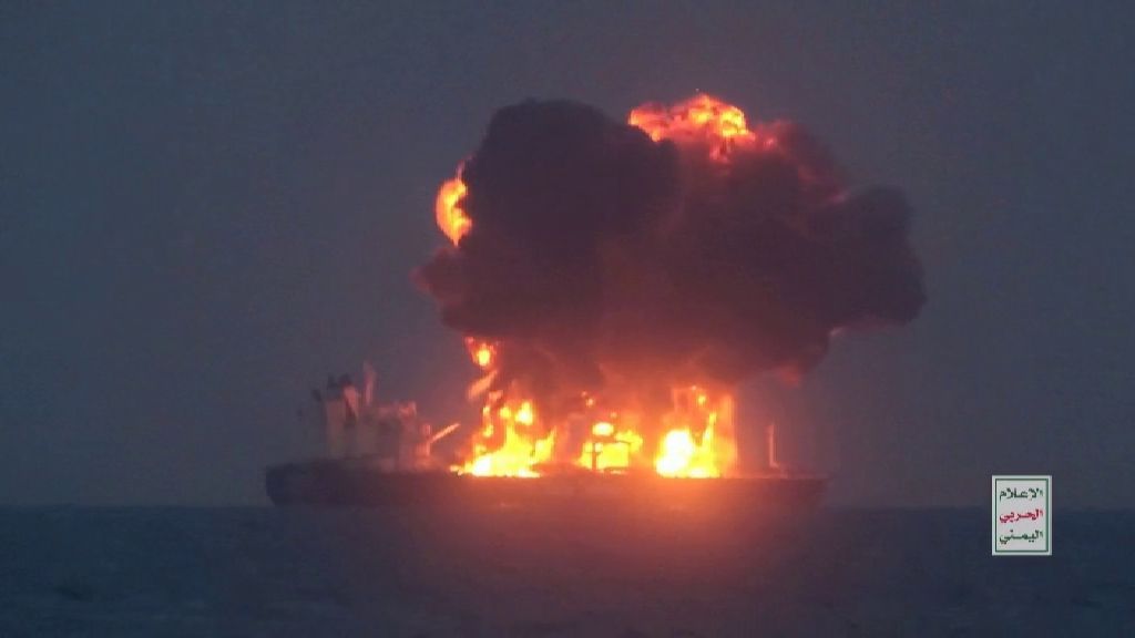 Un vídeo muestra el ataque contra un buque carguero en el mar Rojo