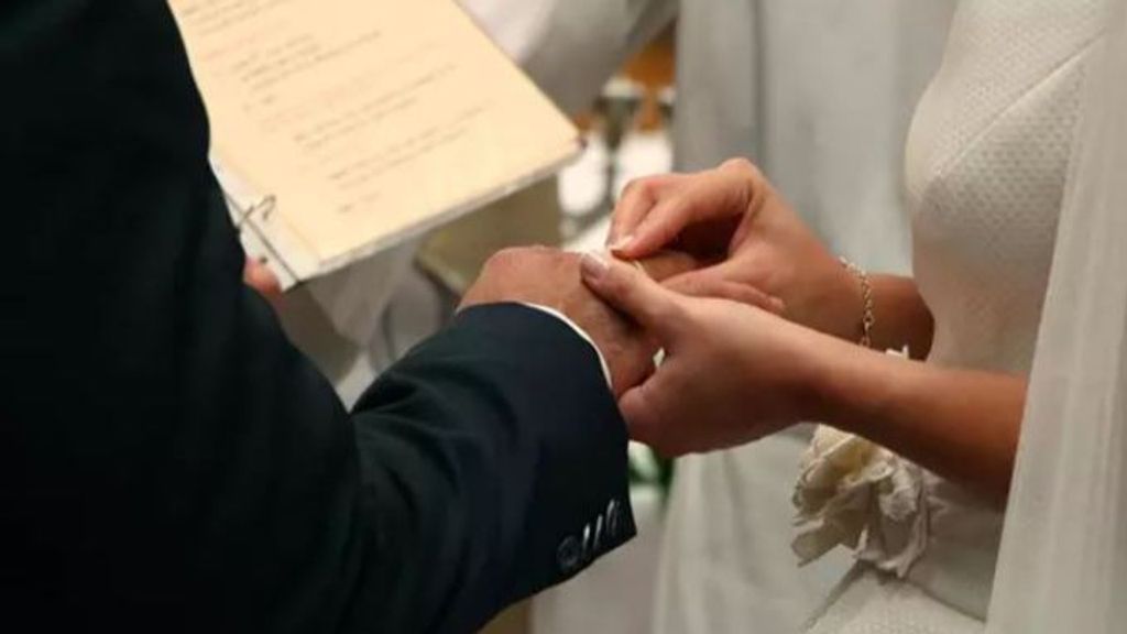 Una pareja de novios se hace viral al cobrar 400 euros por acudir a su boda