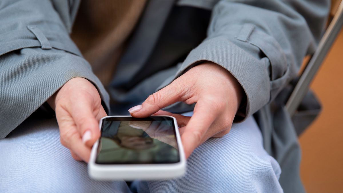 Una persona sostiene su teléfono móvil