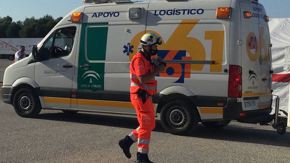 Ambulancia y sanitario de Emergencias 061 en una foto de archivo