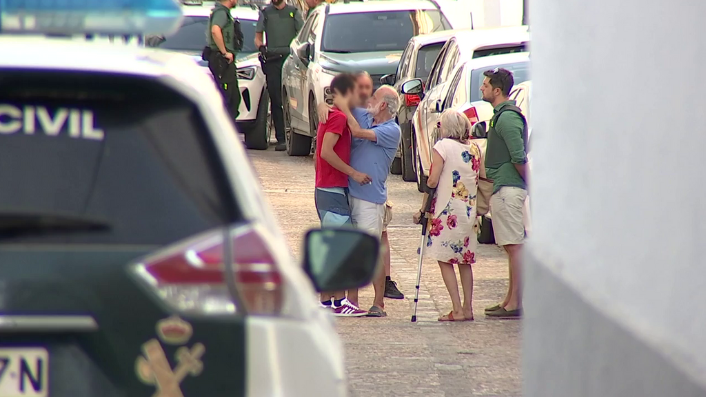 El abrazo de los padres del atrincherado en Fregenal de la Sierra antes de ser detenido