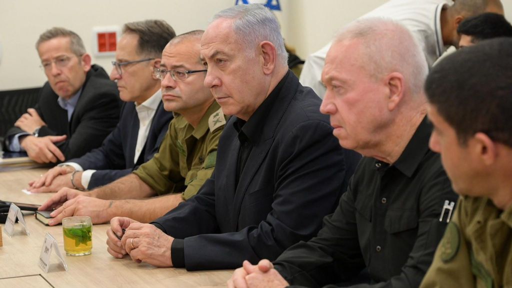 El primer ministro israelí, Benjamin Netanyahu, y el ministro de Defensa israelí, Yoav Gallant, reunidos tras declarar el estado de emergencia militar