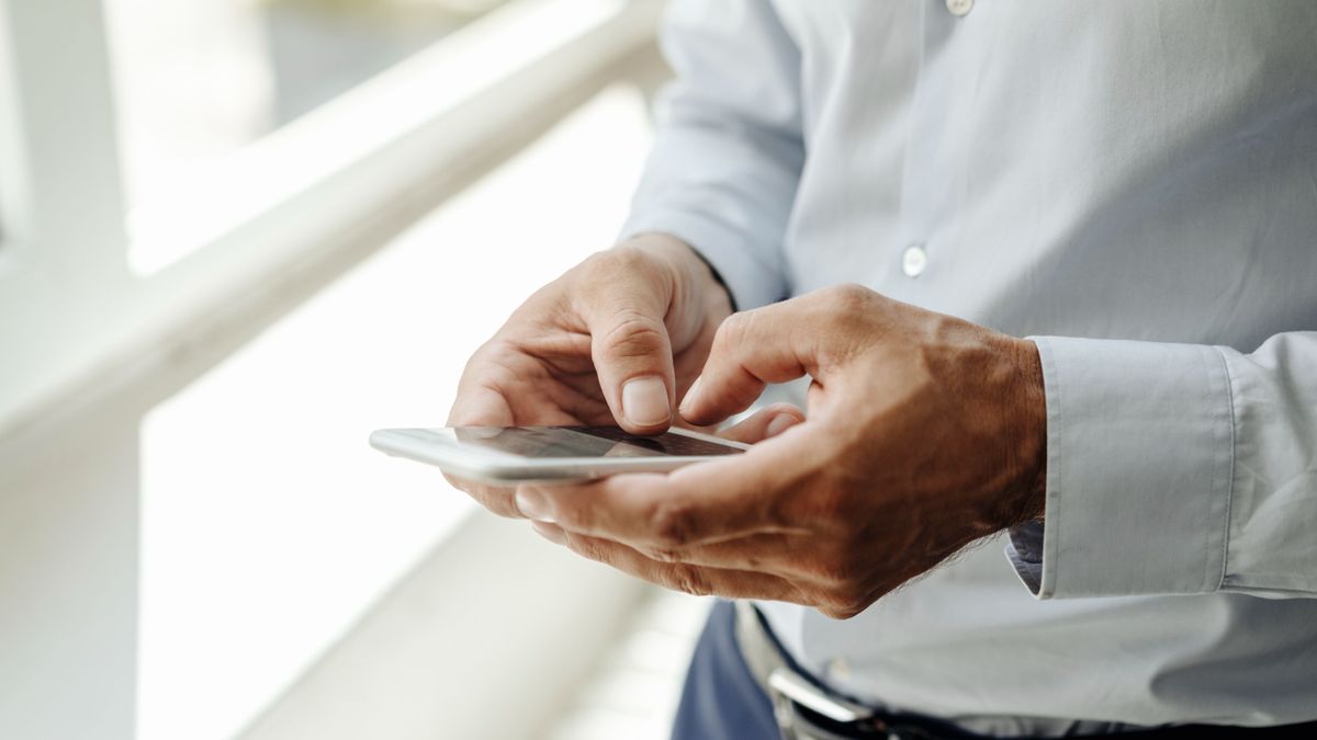 Un hombre utiliza su teléfono móvil