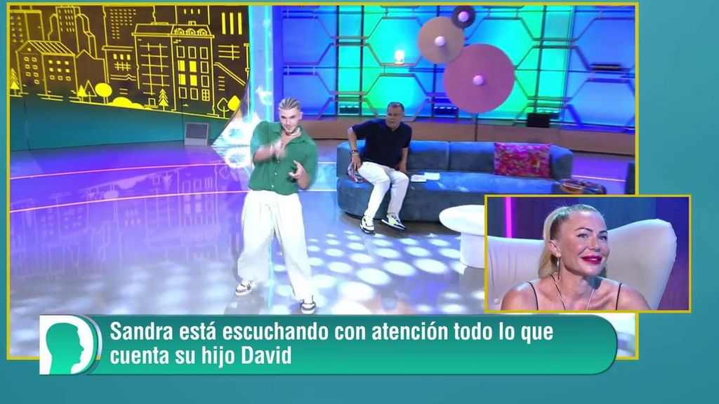 David le hace una demostración con un baile a Jorge Javier