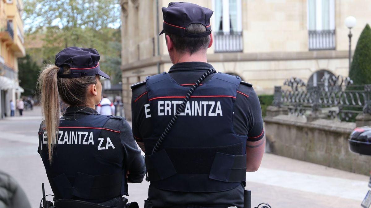 Agentes de la Ertzaintza de servicio