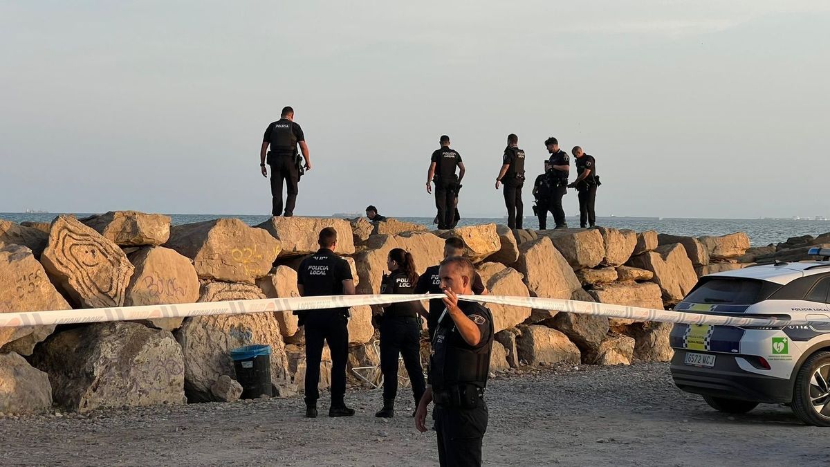 Agentes de la Policía Local de Valencia en la búsqueda del bañista desaparecido en Massalfassar