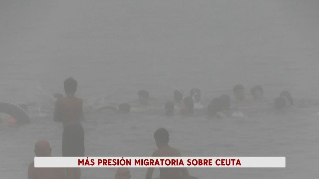 Decenas de migrantes llegan nadando a la playa del Carajal, en Ceuta