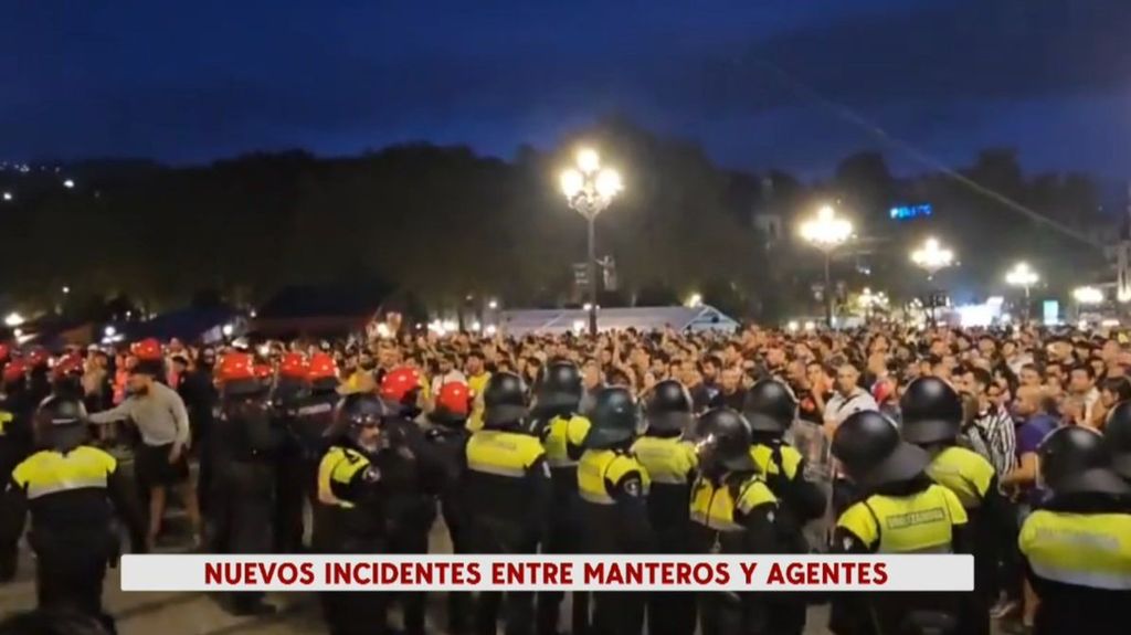 Decenas de personas se enfrentan a la policía en Bilbao para evitar que echen a los manteros