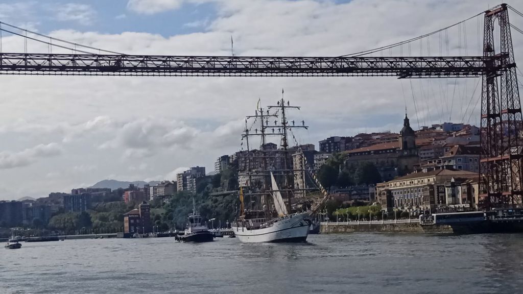 El buque a su paso por el Puente Colgante.