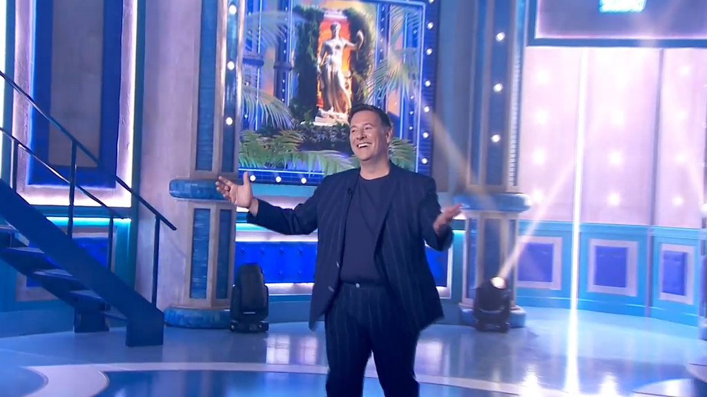 El espectacular inicio de 'Babylon Show': así ha sido la entrada al plató de Carlos Latre y las primeras imitaciones del programa