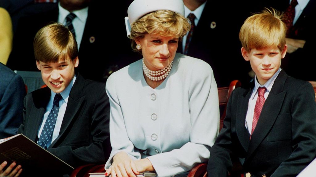 En un principio, Guillermo se quedó con el reloj favorito de su madre y Harry eligió el anillo de compromiso que Carlos III le regaló a Diana.