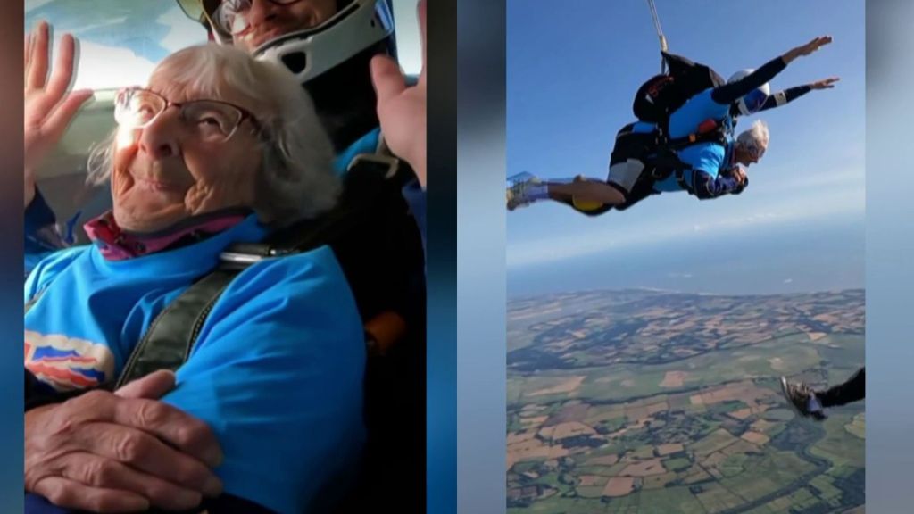 Una anciana de 102 dos años celebra su cumpleaños saltando en paracaídas