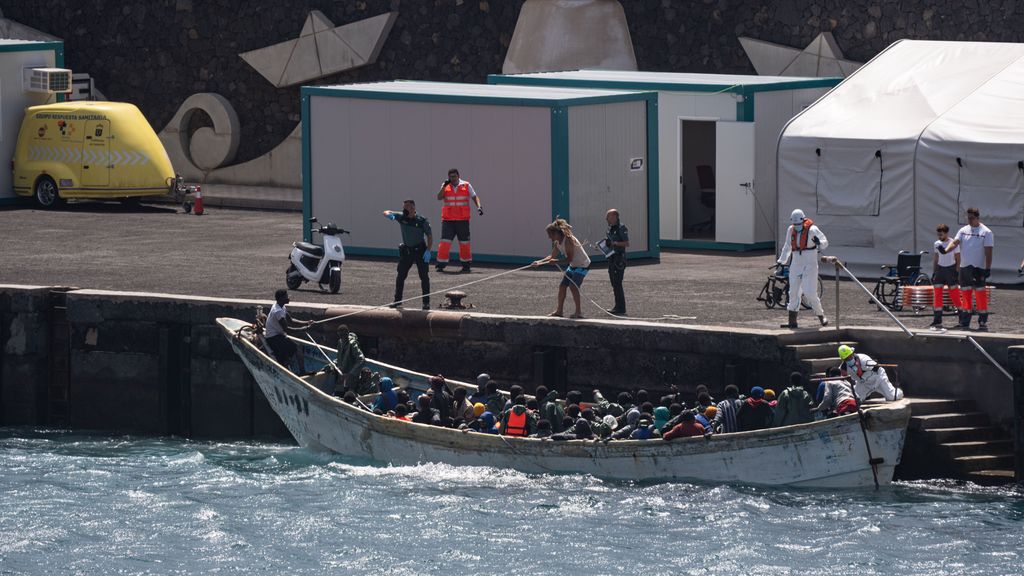 La presión migratoria colapsa Canarias, donde esperan nuevas llegadas masivas de cayucos e inmigrantes