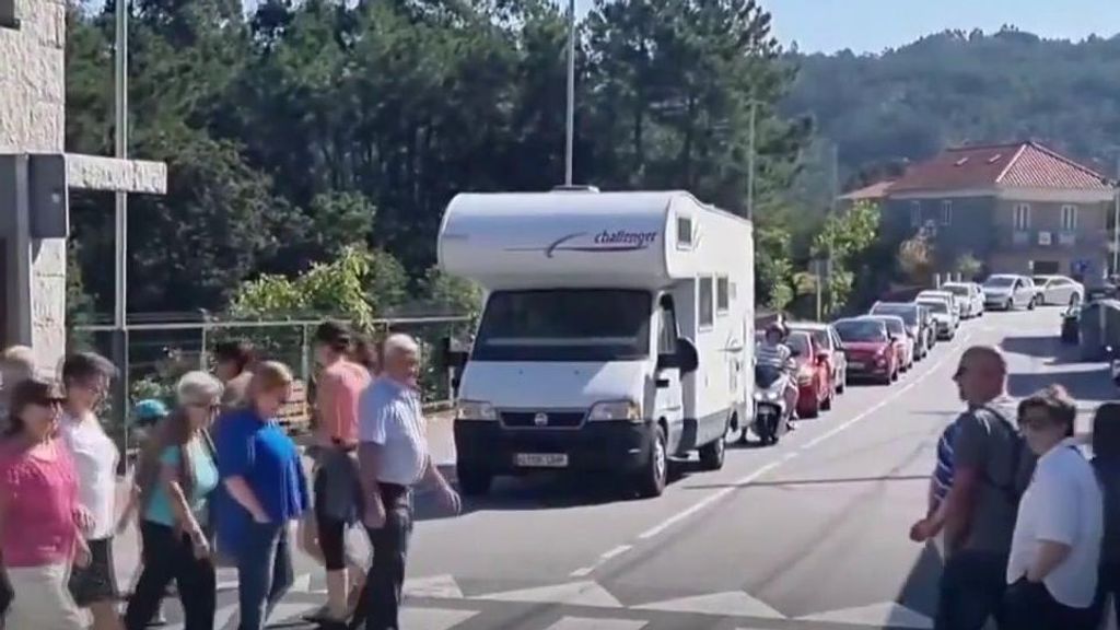 Los vecinos de Cangas do Morrazo, hartos del turismo, protestan a lo Abbey Road